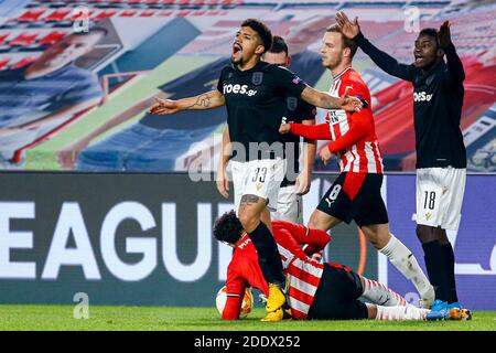 EINDHOVEN, NIEDERLANDE - NOVEMBER 26: Douglas Augusto von PAOK, Moussa Wague von PAOK protestieren, Donyell Malen von PSV auf dem Spielfeld während der UEFA Europa L Stockfoto