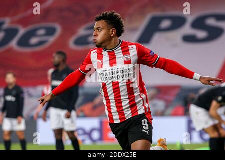 EINDHOVEN, NIEDERLANDE - NOVEMBER 26: Donyell Malen vom PSV feiert das Tor (3:2) während des UEFA Europa League-Spiels zwischen PSV und PAOK bei Philips Stockfoto
