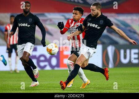 EINDHOVEN, NIEDERLANDE - NOVEMBER 26: Donyell Malen vom PSV, Sverrir Ingason von PAOK während des UEFA Europa League Spiels zwischen PSV und PAOK bei Philip Stockfoto