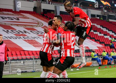 EINDHOVEN, NIEDERLANDE - NOVEMBER 26: Donyell Malen vom PSV feiert das Tor (3:2) mit dem Team während des UEFA Europa League-Spiels zwischen PSV und PAOK A Stockfoto