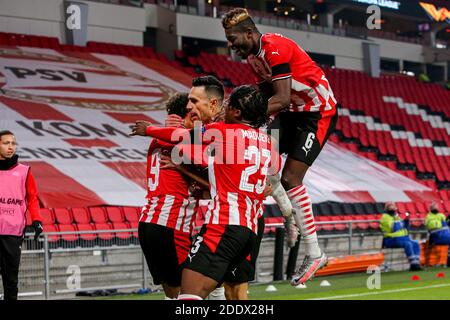 EINDHOVEN, NIEDERLANDE - NOVEMBER 26: Donyell Malen vom PSV feiert das Tor (3:2) mit dem Team während des UEFA Europa League-Spiels zwischen PSV und PAOK A Stockfoto
