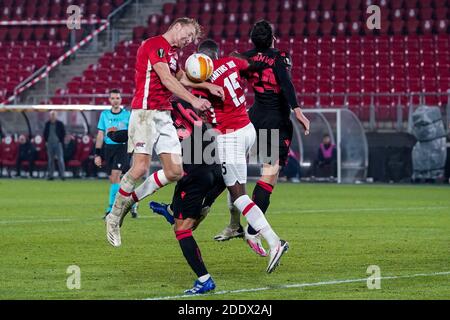 ALKMAAR, NIEDERLANDE - NOVEMBER 26: Dani de Wit von AZ Alkmaar tritt mit Martin Zubimendi von Real Sociedad während des UEFA-Euros um den Kopf Stockfoto