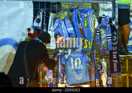 NEAPEL, ITALIEN - NOVEMBER 26: Denkmal des Respekts für Diego Maradona vor dem UEFA Europa League Spiel zwischen Neapel und Rijeka im San Paolo Stadion Stockfoto