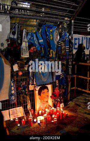 NEAPEL, ITALIEN - NOVEMBER 26: Denkmal des Respekts für Diego Maradona vor dem UEFA Europa League Spiel zwischen Neapel und Rijeka im San Paolo Stadion Stockfoto