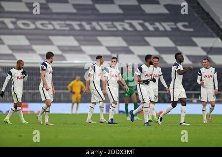 LONDON, ENGLAND. 26. NOVEMBER Tottenham Mittelfeldspieler Harry Winks feiert sein Tor mit dem Rest des Teams während des UEFA Europa League Group J-Spiels zwischen Tottenham Hotspur und PFC Ludogorets Razgrad im Tottenham Hotspur Stadium, London am Donnerstag, 26. November 2020. (Kredit: Jon Bromley, Mi News) Kredit: MI Nachrichten & Sport /Alamy Live Nachrichten Stockfoto