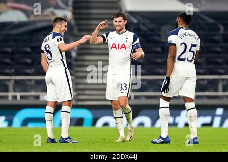 LONDON, ENGLAND. 26. NOVEMBER Tottenham Mittelfeldspieler Harry Winks feiert sein Tor mit seinen Teamkollegen Ben Davies & Japhet Tanganga während des UEFA Europa League Group J-Spiels zwischen Tottenham Hotspur und PFC Ludogorets Razgrad am Donnerstag, 26. November 2020 im Tottenham Hotspur Stadium, London. (Kredit: Jon Bromley, Mi News) Kredit: MI Nachrichten & Sport /Alamy Live Nachrichten Stockfoto