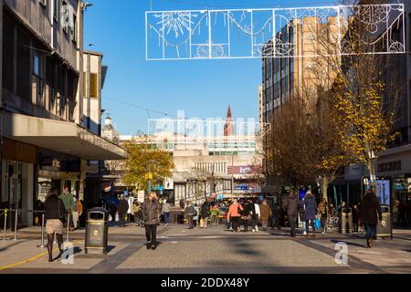 Menschen Weihnachtseinkäufe in Birmingham, 2020 Stockfoto