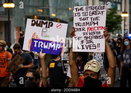 Demonstranten trafen sich am Montagabend auf Chicagos Federal Plaza bei einer Kundgebung für Black Lives Matter und gegen die kürzlich offengelegten Geheimpolizei-Initiativen von Präsident Trump. Die Demonstranten führten einen marathonmarsch durch die Innenstadt von Chicago durch, stoppten den Verkehr an wichtigen Kreuzungen und Brücken mehrmals und prallen mehrmals auf dem Weg mit dem Polizeifahrradkommando, das sie durch die belebten Straßen begleiteten. Stockfoto