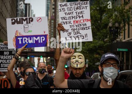 Demonstranten trafen sich am Montagabend auf Chicagos Federal Plaza bei einer Kundgebung für Black Lives Matter und gegen die kürzlich offengelegten Geheimpolizei-Initiativen von Präsident Trump. Die Demonstranten führten einen marathonmarsch durch die Innenstadt von Chicago durch, stoppten den Verkehr an wichtigen Kreuzungen und Brücken mehrmals und prallen mehrmals auf dem Weg mit dem Polizeifahrradkommando, das sie durch die belebten Straßen begleiteten. Stockfoto