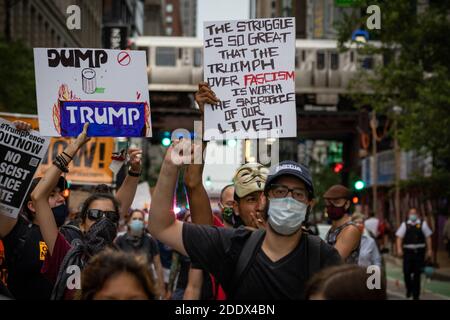 Demonstranten trafen sich am Montagabend auf Chicagos Federal Plaza bei einer Kundgebung für Black Lives Matter und gegen die kürzlich offengelegten Geheimpolizei-Initiativen von Präsident Trump. Die Demonstranten führten einen marathonmarsch durch die Innenstadt von Chicago durch, stoppten den Verkehr an wichtigen Kreuzungen und Brücken mehrmals und prallen mehrmals auf dem Weg mit dem Polizeifahrradkommando, das sie durch die belebten Straßen begleiteten. Stockfoto