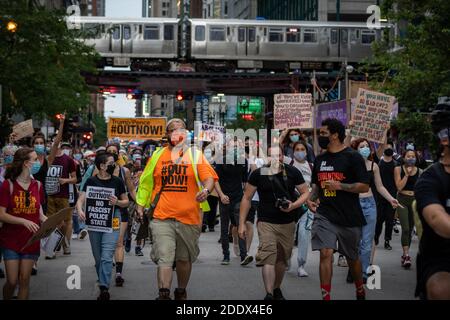 Demonstranten trafen sich am Montagabend auf Chicagos Federal Plaza bei einer Kundgebung für Black Lives Matter und gegen die kürzlich offengelegten Geheimpolizei-Initiativen von Präsident Trump. Die Demonstranten führten einen marathonmarsch durch die Innenstadt von Chicago durch, stoppten den Verkehr an wichtigen Kreuzungen und Brücken mehrmals und prallen mehrmals auf dem Weg mit dem Polizeifahrradkommando, das sie durch die belebten Straßen begleiteten. Stockfoto