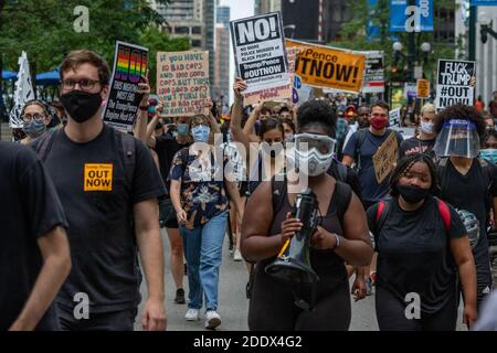 Demonstranten trafen sich am Montagabend auf Chicagos Federal Plaza bei einer Kundgebung für Black Lives Matter und gegen die kürzlich offengelegten Geheimpolizei-Initiativen von Präsident Trump. Die Demonstranten führten einen marathonmarsch durch die Innenstadt von Chicago durch, stoppten den Verkehr an wichtigen Kreuzungen und Brücken mehrmals und prallen mehrmals auf dem Weg mit dem Polizeifahrradkommando, das sie durch die belebten Straßen begleiteten. Stockfoto