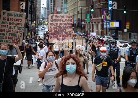 Demonstranten trafen sich am Montagabend auf Chicagos Federal Plaza bei einer Kundgebung für Black Lives Matter und gegen die kürzlich offengelegten Geheimpolizei-Initiativen von Präsident Trump. Die Demonstranten führten einen marathonmarsch durch die Innenstadt von Chicago durch, stoppten den Verkehr an wichtigen Kreuzungen und Brücken mehrmals und prallen mehrmals auf dem Weg mit dem Polizeifahrradkommando, das sie durch die belebten Straßen begleiteten. Stockfoto