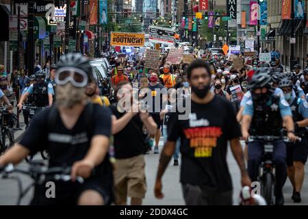 Demonstranten trafen sich am Montagabend auf Chicagos Federal Plaza bei einer Kundgebung für Black Lives Matter und gegen die kürzlich offengelegten Geheimpolizei-Initiativen von Präsident Trump. Die Demonstranten führten einen marathonmarsch durch die Innenstadt von Chicago durch, stoppten den Verkehr an wichtigen Kreuzungen und Brücken mehrmals und prallen mehrmals auf dem Weg mit dem Polizeifahrradkommando, das sie durch die belebten Straßen begleiteten. Stockfoto