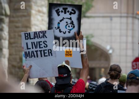 Demonstranten trafen sich am Montagabend auf Chicagos Federal Plaza bei einer Kundgebung für Black Lives Matter und gegen die kürzlich offengelegten Geheimpolizei-Initiativen von Präsident Trump. Die Demonstranten führten einen marathonmarsch durch die Innenstadt von Chicago durch, stoppten den Verkehr an wichtigen Kreuzungen und Brücken mehrmals und prallen mehrmals auf dem Weg mit dem Polizeifahrradkommando, das sie durch die belebten Straßen begleiteten. Stockfoto