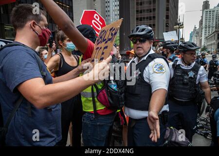 Demonstranten trafen sich am Montagabend auf Chicagos Federal Plaza bei einer Kundgebung für Black Lives Matter und gegen die kürzlich offengelegten Geheimpolizei-Initiativen von Präsident Trump. Die Demonstranten führten einen marathonmarsch durch die Innenstadt von Chicago durch, stoppten den Verkehr an wichtigen Kreuzungen und Brücken mehrmals und prallen mehrmals auf dem Weg mit dem Polizeifahrradkommando, das sie durch die belebten Straßen begleiteten. Stockfoto