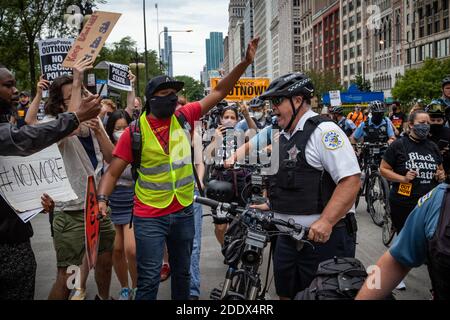 Demonstranten trafen sich am Montagabend auf Chicagos Federal Plaza bei einer Kundgebung für Black Lives Matter und gegen die kürzlich offengelegten Geheimpolizei-Initiativen von Präsident Trump. Die Demonstranten führten einen marathonmarsch durch die Innenstadt von Chicago durch, stoppten den Verkehr an wichtigen Kreuzungen und Brücken mehrmals und prallen mehrmals auf dem Weg mit dem Polizeifahrradkommando, das sie durch die belebten Straßen begleiteten. Stockfoto