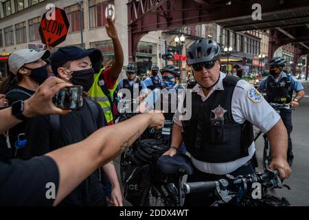 Demonstranten trafen sich am Montagabend auf Chicagos Federal Plaza bei einer Kundgebung für Black Lives Matter und gegen die kürzlich offengelegten Geheimpolizei-Initiativen von Präsident Trump. Die Demonstranten führten einen marathonmarsch durch die Innenstadt von Chicago durch, stoppten den Verkehr an wichtigen Kreuzungen und Brücken mehrmals und prallen mehrmals auf dem Weg mit dem Polizeifahrradkommando, das sie durch die belebten Straßen begleiteten. Stockfoto