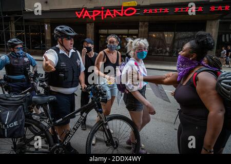 Demonstranten trafen sich am Montagabend auf Chicagos Federal Plaza bei einer Kundgebung für Black Lives Matter und gegen die kürzlich offengelegten Geheimpolizei-Initiativen von Präsident Trump. Die Demonstranten führten einen marathonmarsch durch die Innenstadt von Chicago durch, stoppten den Verkehr an wichtigen Kreuzungen und Brücken mehrmals und prallen mehrmals auf dem Weg mit dem Polizeifahrradkommando, das sie durch die belebten Straßen begleiteten. Stockfoto