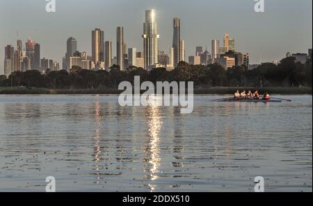 Melbourne Australien: Die Skyline von Melbourne erstrahlt auf dem Wasser des Albert Park Lake. Stockfoto