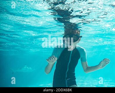 Stock Foto von jungen mit Taucherbrille Blick auf die Kamera. Stockfoto