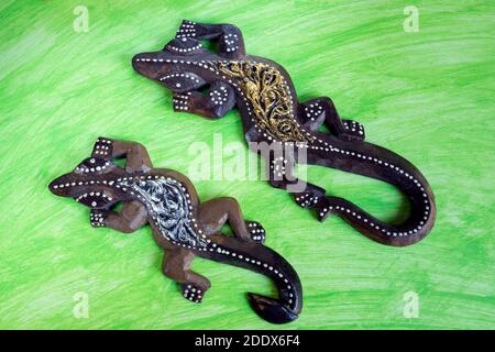 Farbige hölzerne Geckos Puppen' auf abstraktem Aquarell Hintergrund. Stockfoto