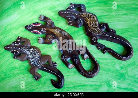 Farbige hölzerne Geckos Puppen' auf abstraktem Aquarell Hintergrund Stockfoto