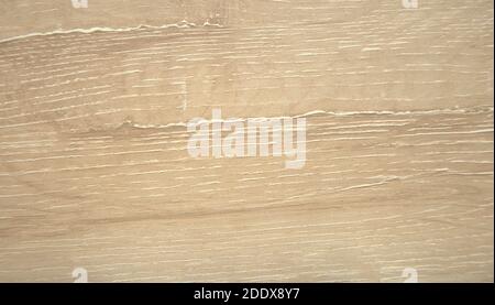 Helle Erle, flache Oberfläche aus Naturholz mit Spuren der vertikalen Verarbeitung. Nahaufnahme. Stockfoto
