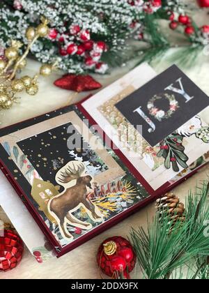 Kind machte weihnachtsbuch Album als Geschenk Stockfoto