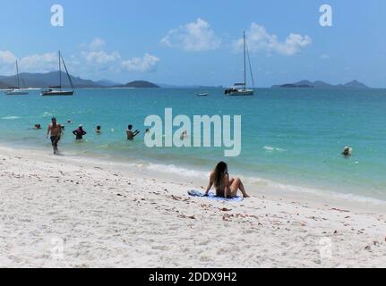 Leben im Freien in Australien, Whitehaven Beach auf Whitsunday Island, Queensland, Australien. Stockfoto