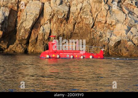 Ein rotes Semi-U-Boot für Touristen in der Bucht von Dubrovnik, Kroatien Stockfoto