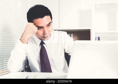 Asiatischer Geschäftsmann immer gestresst (verärgert) bei der Arbeit Stockfoto