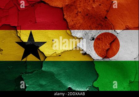 Flaggen von Ghana und Niger auf rissige Wand gemalt Stockfoto