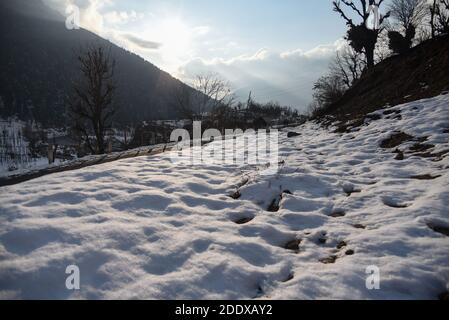 Ganderbal, Indien. November 2020. Blick auf schneebedeckte Berge nach einem Schneefall in Ganderbal Kashmir.Wetter verbessert sich in Kashmir Indien nach 3 Tagen, die Tagestemperatur steigt, während die Nachttemperatur weiter abfällt. Kredit: SOPA Images Limited/Alamy Live Nachrichten Stockfoto