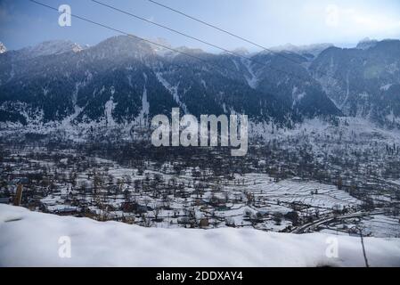 Ganderbal, Indien. November 2020. Blick auf schneebedeckte Berge nach einem Schneefall in Ganderbal Kashmir.Wetter verbessert sich in Kashmir Indien nach 3 Tagen, die Tagestemperatur steigt, während die Nachttemperatur weiter abfällt. Kredit: SOPA Images Limited/Alamy Live Nachrichten Stockfoto