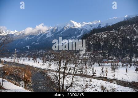 Ganderbal, Indien. November 2020. Blick auf schneebedeckte Berge nach einem Schneefall in Ganderbal Kashmir.Wetter verbessert sich in Kashmir Indien nach 3 Tagen, die Tagestemperatur steigt, während die Nachttemperatur weiter abfällt. Kredit: SOPA Images Limited/Alamy Live Nachrichten Stockfoto