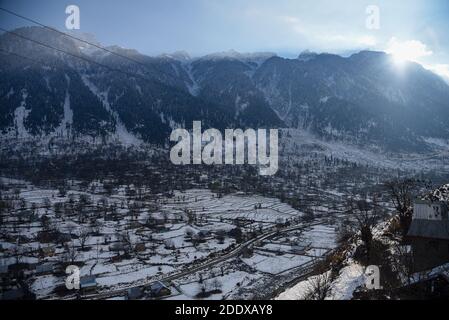 Ganderbal, Indien. November 2020. Blick auf schneebedeckte Berge nach einem Schneefall in Ganderbal Kashmir.Wetter verbessert sich in Kashmir Indien nach 3 Tagen, die Tagestemperatur steigt, während die Nachttemperatur weiter abfällt. Kredit: SOPA Images Limited/Alamy Live Nachrichten Stockfoto