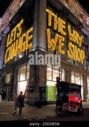 London, Großbritannien. November 2020. Lets Change the way we Shop sign Seen on the Selfridges Department Store in Oxford Street.Es wurde angekündigt, dass London in Tier zwei bleiben wird, nachdem die aktuelle Sperre am 2. Dezember endet. Ganz England wird wieder in ein Tier-System übergehen, wobei der Großteil des Landes in Tier 2 mit höheren Beschränkungen als zuvor liegt. Weite Gebiete in den Midlands und im Norden werden in Tier 3 gehen, wo zwar nicht unbedingt notwendige Einzelhandelsgeschäfte eröffnet werden können, Pubs und Restaurants jedoch nur noch vor Weihnachten einen Takeaway-Service anbieten können. Kredit: SOPA Images Limited/Alamy Live Nachrichten Stockfoto