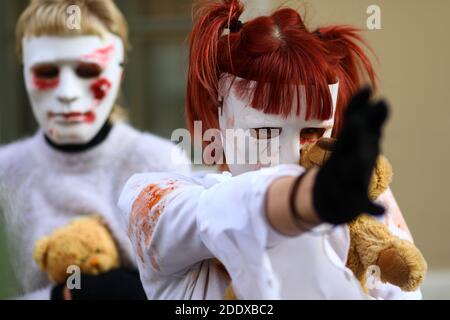 Krakau, Polen. November 2020. An der Demonstration nehmen Demonstranten Teil, die weiße Masken tragen, die mit gefälschtem Blut bedeckt sind und das Leid der Opfer symbolisieren.Aktivisten protestierten in der Kanoniczna-Straße in Krakau. Der Protest war eine Nachwirkung einer kürzlich veröffentlichten Reportage ''˜Don Stanislao. Das zweite Gesicht von Kardinal Dziwisz', das darauf hinwies, dass Kardinal Dziwisz, langjähriger Helfer von Papst Johannes Paul II., dafür verantwortlich sein könnte, Fälle von Pädophilie unter katholischen Priestern zu vertuschen. Die Menschen versammelten sich auf der Straße und forderten Erklärungen von der Kirche und drückten ihre Unterstützung für die Opfer aus Stockfoto