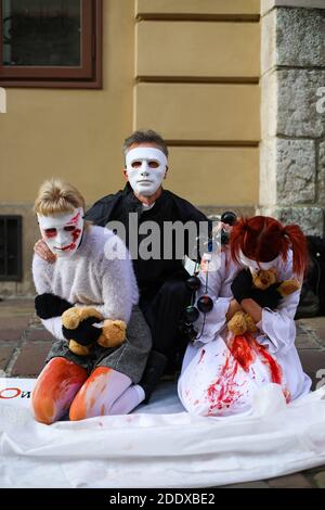 Krakau, Polen. November 2020. An der Demonstration nehmen Demonstranten Teil, die weiße Masken tragen, die mit gefälschtem Blut bedeckt sind und das Leid der Opfer symbolisieren.Aktivisten protestierten in der Kanoniczna-Straße in Krakau. Der Protest war eine Nachwirkung einer kürzlich veröffentlichten Reportage ''˜Don Stanislao. Das zweite Gesicht von Kardinal Dziwisz', das darauf hinwies, dass Kardinal Dziwisz, langjähriger Helfer von Papst Johannes Paul II., dafür verantwortlich sein könnte, Fälle von Pädophilie unter katholischen Priestern zu vertuschen. Die Menschen versammelten sich auf der Straße und forderten Erklärungen von der Kirche und drückten ihre Unterstützung für die Opfer aus Stockfoto