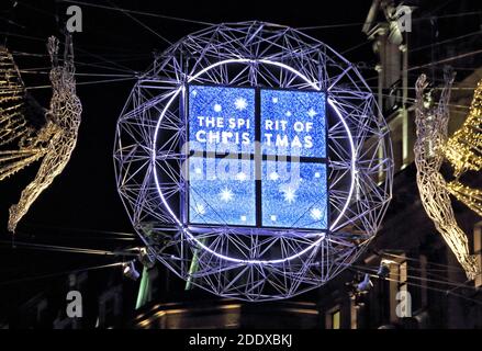 London, Großbritannien. November 2020. Die Beleuchtung geht entlang einer der prestigeträchtigsten Einkaufsstraßen in Großbritannien.Regent Street berühmte Weihnachtslichter wurden jetzt für 2020 eingeschaltet. Sehr niedrige Taste in diesem Jahr, da es in der Regel eine Berühmtheit die Durchführung der Schalter auf und Massen Menschenmassen auf der ganzen Straße. Das diesjährige Thema ist der Geist von Weihnachten. Kredit: SOPA Images Limited/Alamy Live Nachrichten Stockfoto