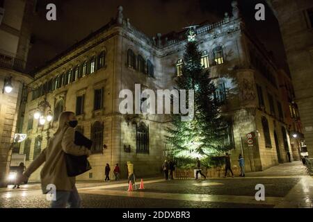 Barcelona, Spanien. November 2020. Weihnachtsbaum sen. neben dem Rathaus von Barcelona. Kredit: SOPA Images Limited/Alamy Live Nachrichten Stockfoto