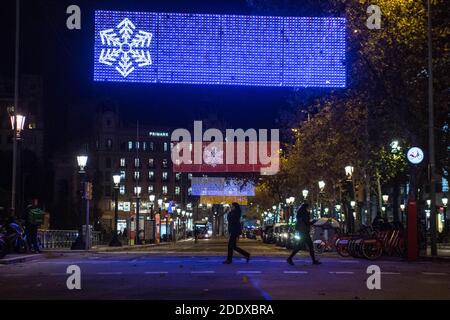 Barcelona, Spanien. November 2020. Entlang der Barcelona Avenue werden Weihnachtslichter beleuchtet. Kredit: SOPA Images Limited/Alamy Live Nachrichten Stockfoto