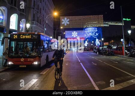 Barcelona, Spanien. November 2020. Entlang der Barcelona Avenue werden Weihnachtslichter beleuchtet. Kredit: SOPA Images Limited/Alamy Live Nachrichten Stockfoto
