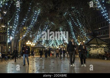 Barcelona, Spanien. November 2020. Paar Spaziergänge entlang der La Rambla in Barcelona beleuchtet für Weihnachten 2020. Kredit: SOPA Images Limited/Alamy Live Nachrichten Stockfoto