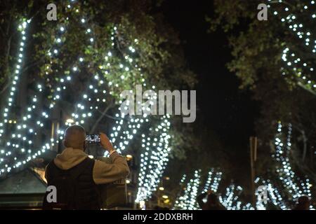 Barcelona, Spanien. November 2020. Der Mensch fotografiert Weihnachtslichter entlang der Rambla in Barcelona. Kredit: SOPA Images Limited/Alamy Live Nachrichten Stockfoto
