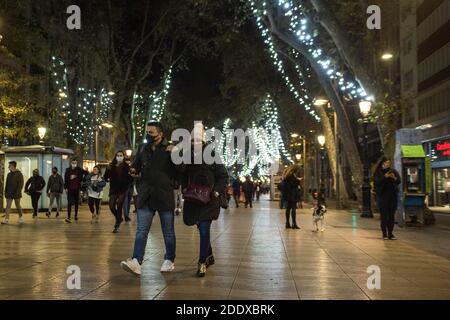 Barcelona, Spanien. November 2020. Paar Spaziergänge entlang der La Rambla in Barcelona beleuchtet für Weihnachten 2020. Kredit: SOPA Images Limited/Alamy Live Nachrichten Stockfoto