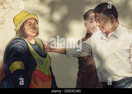 Wandgemälde an der Ong Ang Walking Street von Klong Ong und in Chinatown/Phahurat in Bangkok, Thailand, zeigt Stadtbeamte, die einem Straßenräuter danken Stockfoto