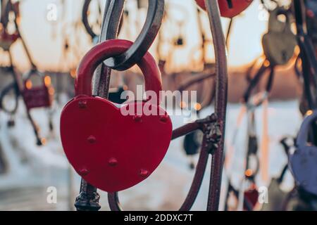 Nahaufnahme der Burg auf dem Metallbaum des verliebten Brautpaars in Form eines Herzens, als Symbol der ewigen Liebe. Valentinstag-Konzept. Stockfoto