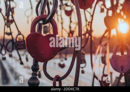 Nahaufnahme der Burg auf dem Metallbaum des verliebten Brautpaars in Form eines Herzens, als Symbol der ewigen Liebe. Valentinstag-Konzept. Stockfoto